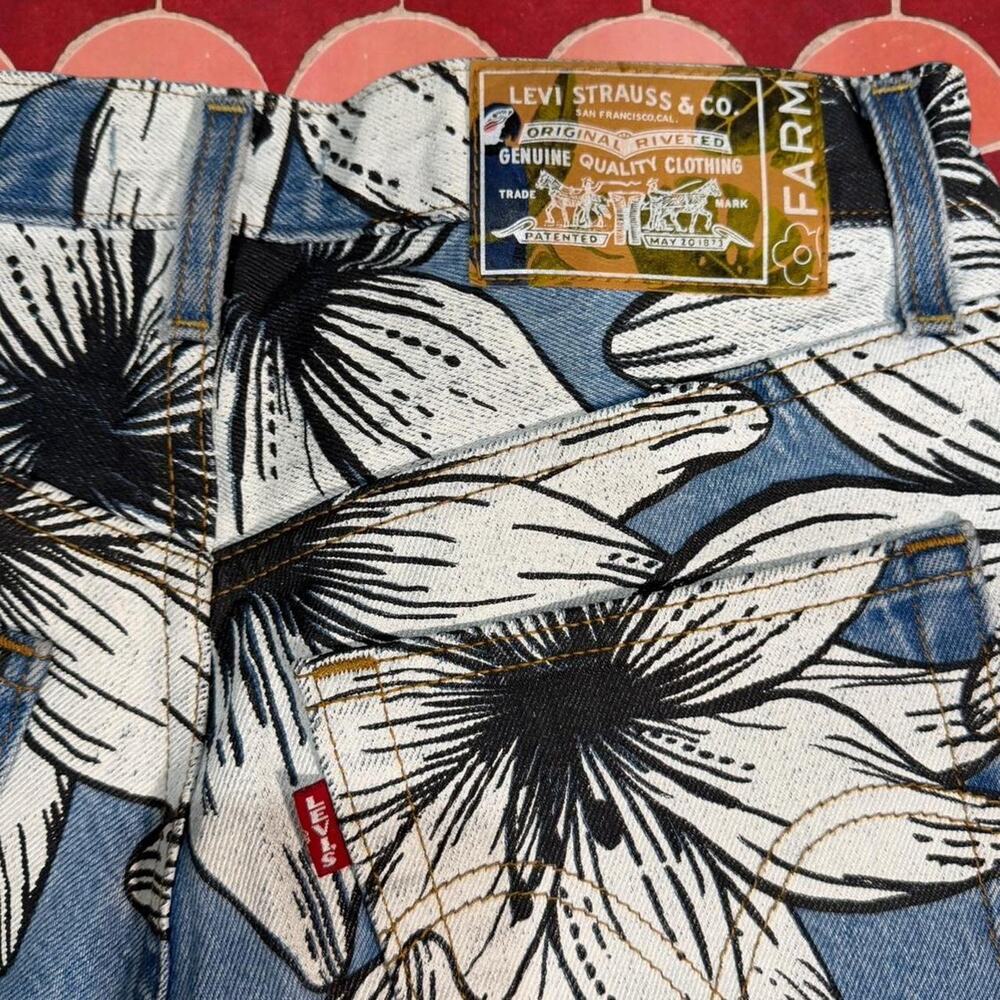 Levi's High Rise Floral Jeans in Blue and White - Picture 5 of 6
